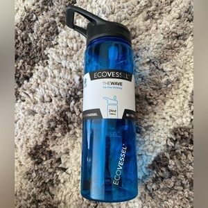 NWT ECOVESSEL THE WAVE TILT FREE DRINKING BOTTLE BLUE 24oz